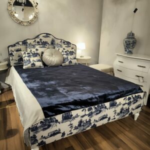 Łóżko tapicerowane w białej tkaninie z francuzkim niebieskim wzorem, białe drewniane nóżki + materac + poduszki + narzuta granatowo biała (3)