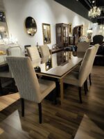 Stół Essenza i 6 krzeseł Poesia, stół brązowy marmur ze zlotymi nogami, krzesła beżowe obicie, brązowe nogi (5)