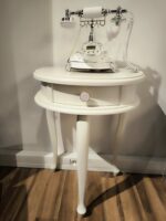 Szafka nocna Aurelia w kolorze kremowym, półokrągła na 3 nóżkach posiada jedną szufladkę (2)