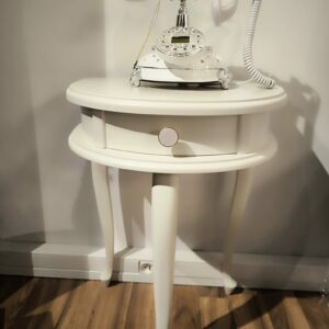 Szafka nocna Aurelia w kolorze kremowym, półokrągła na 3 nóżkach posiada jedną szufladkę (2)