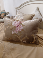 Poduszka podłużna florencja w kolorze bezowym z rózowo-zielonymi różami