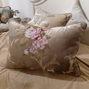 Poduszka podłużna florencja w kolorze bezowym z rózowo-zielonymi różami