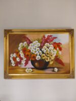 Obraz przedsawiający bukiet polnych kwiatów, oprawiony w ozdobną złotą ramę (2)