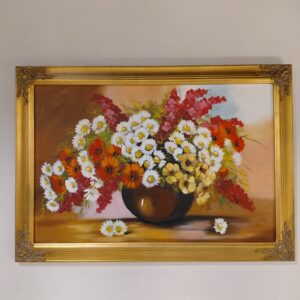 Obraz przedsawiający bukiet polnych kwiatów, oprawiony w ozdobną złotą ramę (2)