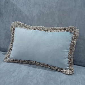 Podłużna poduszka ozdobna wykonana z błękitnej tkaniny i obszyta srebrno szarą trawką wymiar 60x40 (1)