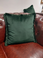 Poduszka ozdobna w odcieniu ciemnej intensywnej zieleni, wymiar 45x45 cm obrzyta miękką trawką w takim samym kolorze (2)