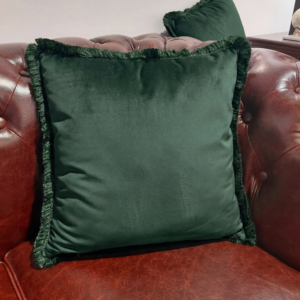 Poduszka ozdobna w odcieniu ciemnej intensywnej zieleni, wymiar 45x45 cm obrzyta miękką trawką w takim samym kolorze (2)