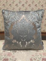 Poduszka wykonana z błękitno złotej tkaniny, w centrum klasyczny medalion (2)