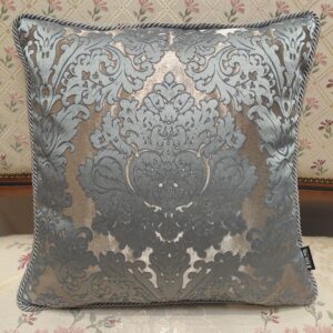 Poduszka wykonana z błękitno złotej tkaniny, w centrum klasyczny medalion (2)