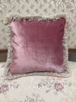 Różowa poduszka z ozdobną beżową trawką (3)