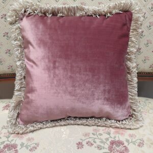 Różowa poduszka z ozdobną beżową trawką (3)