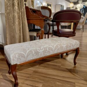 Stylowa łąweczka Lirka, drewno w kolorze średnego orzecha, tkanina kremowa w medaliony (2)