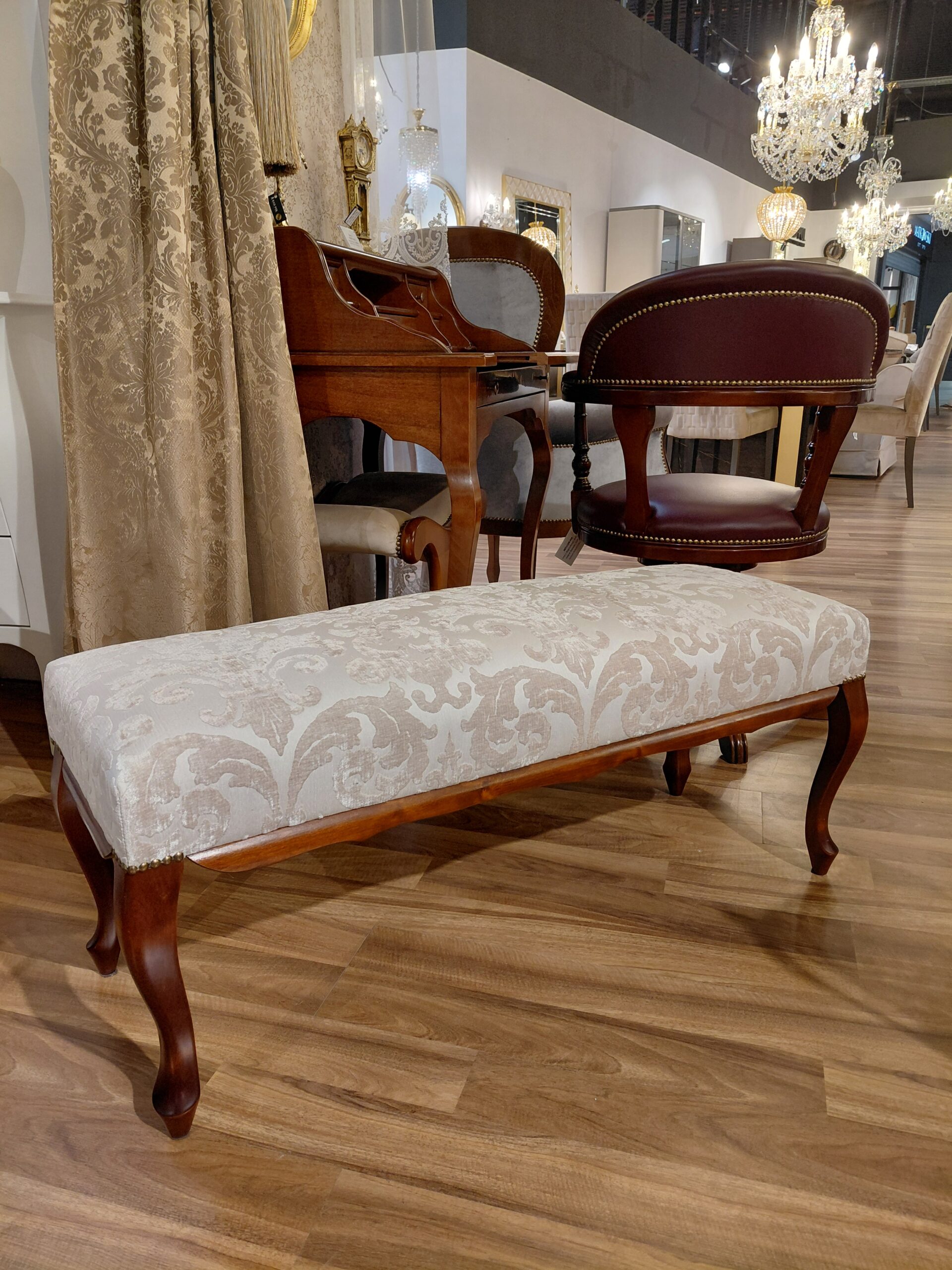 Stylowa łąweczka Lirka, drewno w kolorze średnego orzecha, tkanina kremowa w medaliony (2)