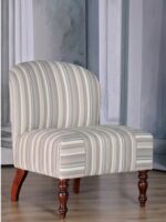 VALERIA to jest elegancki fotel o kompaktowej formie, tapicerowany tkaniną w pionowe pasy w odcieniach beżu, szarości i brązu. Fotel posiada niskie, lekko zaokrąglone oparcie oraz miękkie, wygodne siedzisko