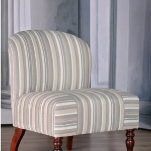 VALERIA to jest elegancki fotel o kompaktowej formie, tapicerowany tkaniną w pionowe pasy w odcieniach beżu, szarości i brązu. Fotel posiada niskie, lekko zaokrąglone oparcie oraz miękkie, wygodne siedzisko