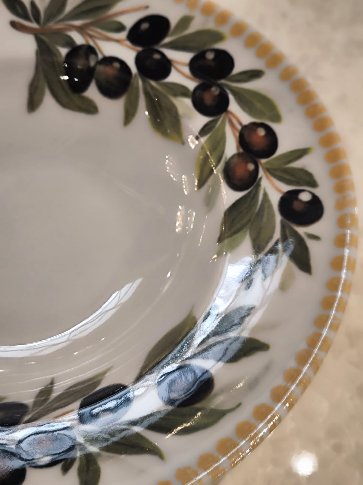 Talerz do makaronu E Olive ze wzorem oliwek na rancie (3)