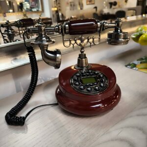 Telefon Retro Warszawa w drewnie kolor wiśnia z elementami w kolorze mosiądzu (4)