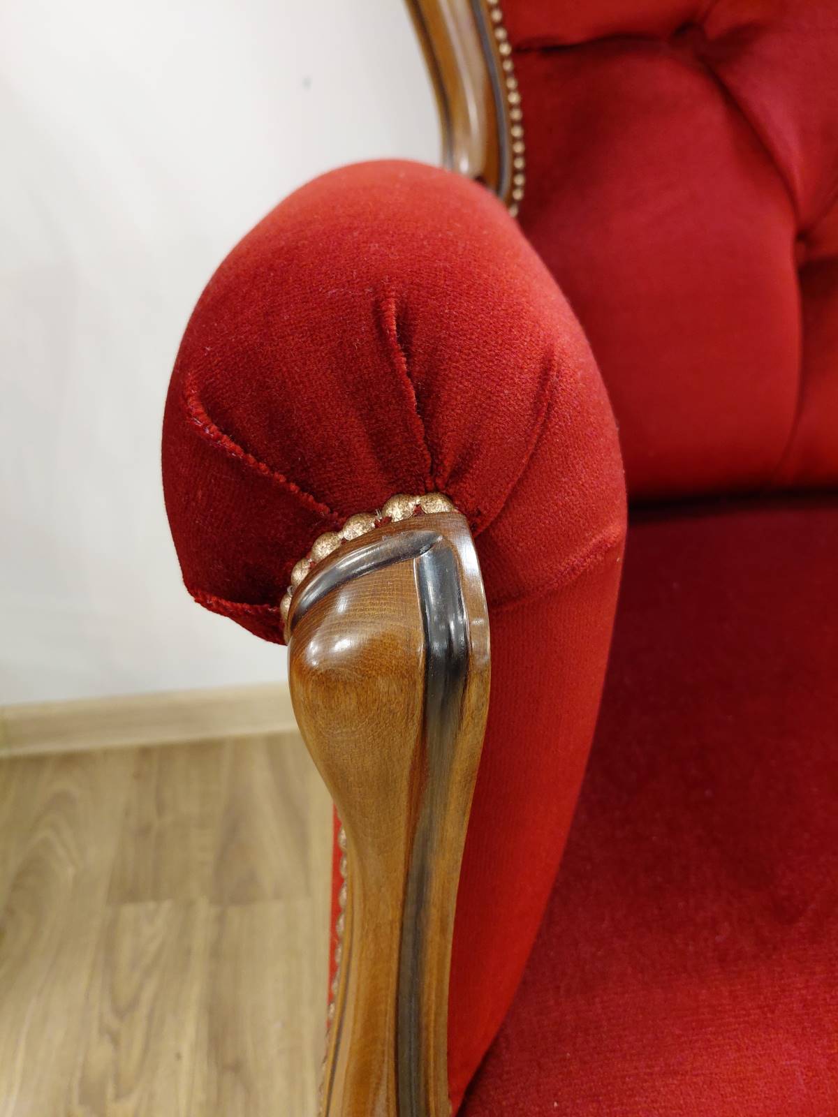 Sofa 551 K w czerwonym pluszu pikowana 1