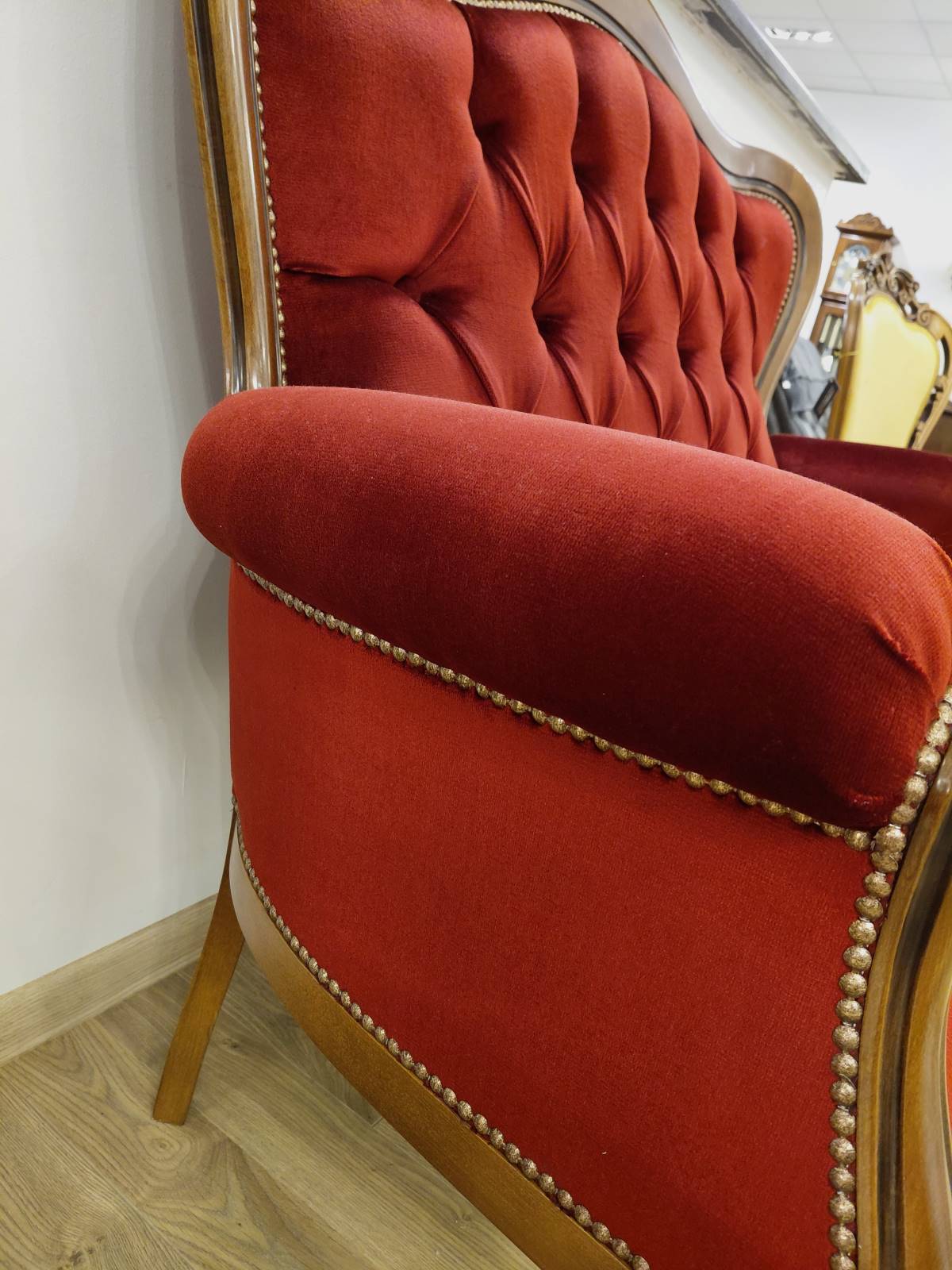 Sofa 551 K w czerwonym pluszu pikowana 2