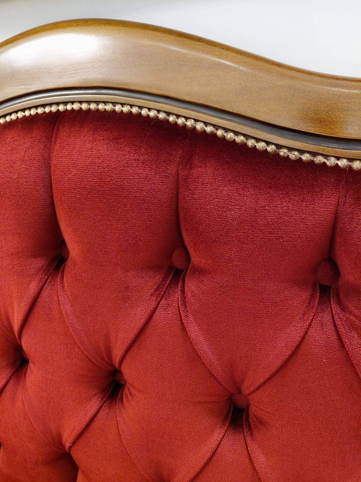 Sofa 551 K w czerwonym pluszu pikowana 3
